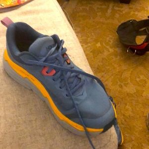 Size 8 1/2 woman’s Hoka.  Slightly teal in color. Used but in good condition.